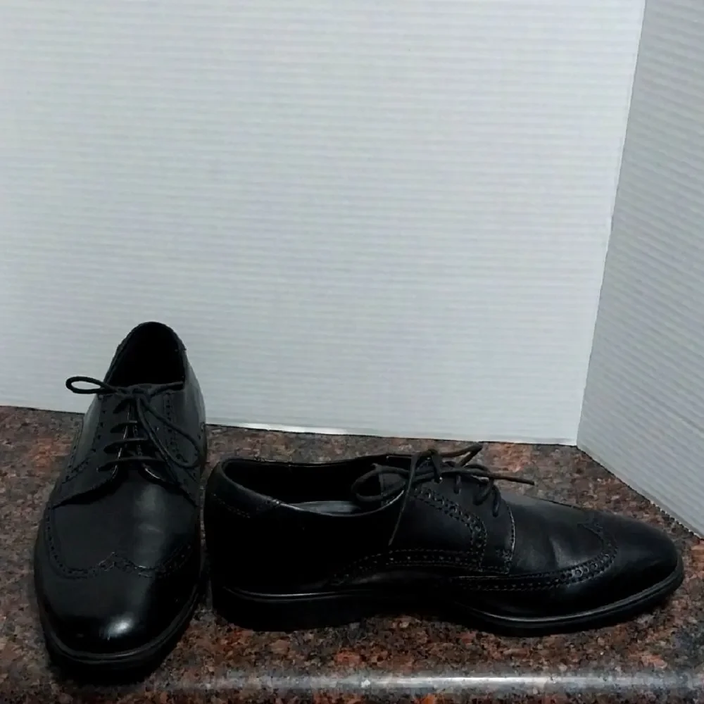 Ecco Black Leather Men's Wing Tip Oxfords.MAY HAVE NEVER BEEN WORN...SIZE 8.